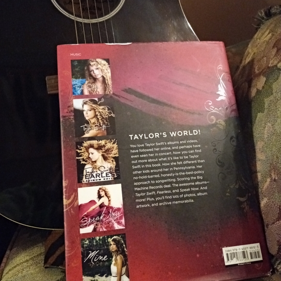 Taylor Swift Hardcover book by Andrew Vaughan - Picture 5 of 8